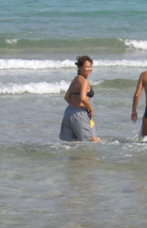 Hülya Avşar... SELÜLİTTEN AĞZI YANAN DENİZE ŞORTLA GİRERMİŞ !