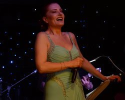 Candan Erçetin... ATATÜRK`ÜN EN SEVDİĞİ TÜRKÜYÜ OKUDU!