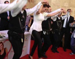 Esra Erol Trabzon`u salladı... İMZA DAĞITTI, HORON TEPTİ!