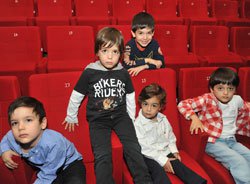 ATLAS, ARES, GÜNEY, RODİN VE BERAN ERDOĞAN ÇOCUK OYUNUNU BİRLİKTE İZLEDİ