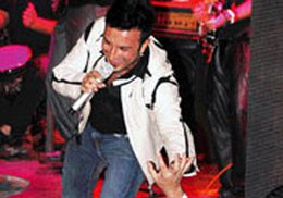Tarkan... PLAYBACK YAPTI TEPKİ ALDI...