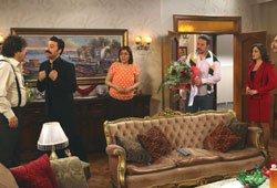 `Bir Yastıkta`... DAMAT VE KAYINPEDER EL ELE VERİYOR!