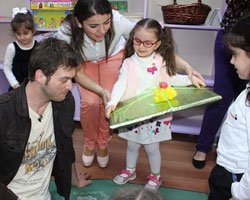 Kıvanç Tatlıtuğ... ÇOCUKLARLA ÇOCUK OLDU!
