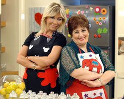 Hülya Aydın-Ayşe Tüter... CANINIZIN ÇEKTİĞİ HERŞEY `CANIM ÇEKTİ` İLE CINE5`TE!