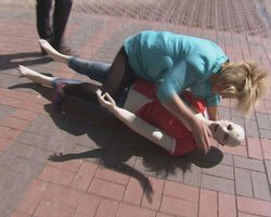 Şans Kapıda... SOKAK ORTASINDA CANSIZ MANKENİ DÖVDÜ!