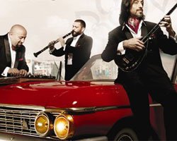 Taksim Trio... ÇALGILARINA AŞIK ÜÇ MÜZİSYEN!