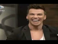 `Beyaz Show`... SİNAN AKÇIL ÇIPLAK SESLE ŞARKI SÖYLERSE!