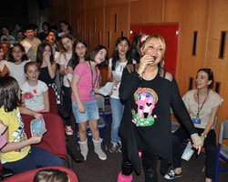 Yonca Evcimik... `IŞIK`LI ÇOCUKLARLA ÇOŞTU!