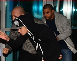 Justin Bieber... TÜRK POLİSİ ARACINA GİDİP PASAPORT KONTROLÜ YAPTI!