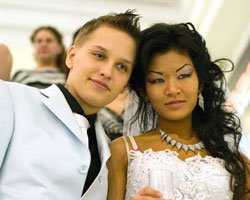 KAZAKİSTAN`IN İLK EŞCİNSEL EVLİLİĞİ!