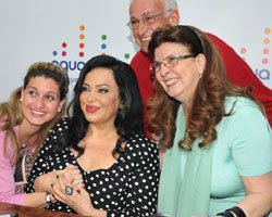 Türkan Şoray... ANNLER GÜNÜ`NDE HAYRANLARINA İMZA DAĞITTI!