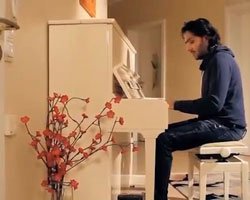 İsmail YK... PİYANO ÇALDI, MİCHAEL JACKSON ŞARKISI SÖYLEDİ!