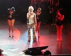 Ajda Pekkan... SAHNEDEN HASTANEYE!