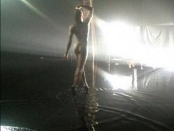 Rihanna... YENİ KLİBİ İÇİN SOYUNDU!