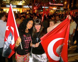 Caroline Munro... BOND KIZI`NDAN `GEZİ PROTESTOSU` DESTEĞİ!