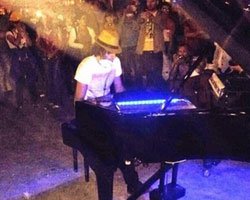 SİCİLYALI PİYANİST TAKSİM`DE DİRENİŞ RESİTALİ VERDİ!