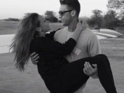 Mesut Özil... SEVGİLİSİNİ KUCAĞINDAN İNDİRMİYOR!