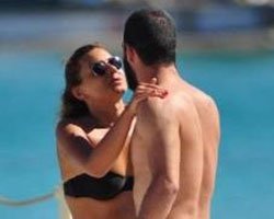 Arda Turan... NİŞANLI OLMASI BİLE GENÇ KIZLARI DURDURAMADI!