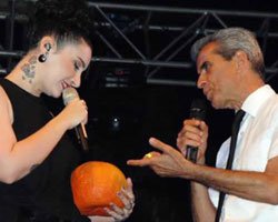 Sıla... `KIZ MEMESİ` ŞAŞIRTTI!