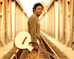 Hakan Özturan... TARİHİ MEKANDA `HER MEVSİM HÜZÜN`