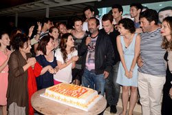 `Güneşi Beklerken`... OYUNCULARIN YÖNETMENE SÜRPRİZİ!