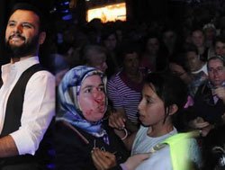 Alişan... HAYRANLARININ KANLI ÖN SIRA KAVGASI!