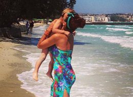 Esra Erol... SEZONUN YORGUNLUĞUNU OĞLU İLE ATİYOR!