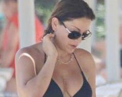 Aşkın Nur Yengi... KENDİ BÜYÜDÜKÇE, BİKİNİSİ KÜÇÜLÜYOR!