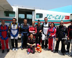 TESADÜFEN BULUŞTULAR 4000 METREDEN ATLADILAR!