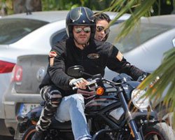 Kıvanç Tatlıtuğ... TÜRK KIZLARI OUT!.. FRANSIZ SEVGİLİ İN!..