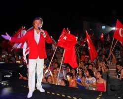 Erol Evgin... KIBRIS`TA 10 BİN KİŞİYE ZAFER KONSERİ!