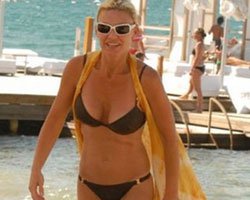 Yasemin Koşal... BİKİNİLİ HALİYLE YILLAR MEYDAN OKUDU!