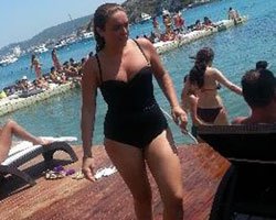 Ezgi Mola... VERDİĞİ KİLOLAR BİKİNİ GİYMEYE YETMEDİ!