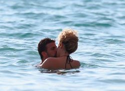 Shakira-Gerard Pique... ÖPÜŞMEYE DOYAMADILAR!