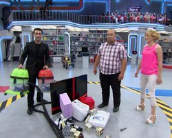 `Kapış Kapış`... YARIŞMACI ISRARLA ELEKTRİKLİ SÜPÜRGELERİ TOPLADI!