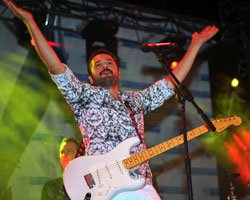 Emre Altuğ... MERSİN`DE GİTARIYLA ŞOV YAPTI!