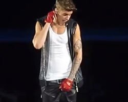 Justin Bieber... HAYRANININ TELEFONUNU KASIĞINA SOKTU!