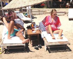 Ece Erken-Akın Altan... BİRLİKTE GÜNEŞLENİP, DENİZE GİRDİLER!