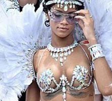 Rihanna... SEKSİ FESTİVAL KIYAFETİ NEFES KESTİ!