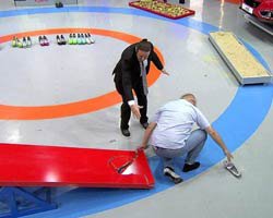 `Ben Bilmem Eşim Bilir`... TOPUKLU AYAKKABIYLA TAHTEREVALLİYİ DE KIRDI, REKORU DA!