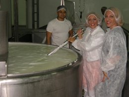 KIBRIS`IN İKİ ÜNLÜSÜ; BAHAR GÖKHAN VE HELLİM!..