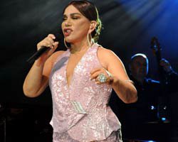 Sezen Aksu... YARIM ASIRLIK FESTİVALDE 20 BİN KİŞİYE SESLENDİ!