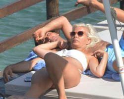 Ömür Gedik... SEVGİLİSİNİN GÖĞSÜNDE GÜNEŞİN TADINI ÇIKARDI!