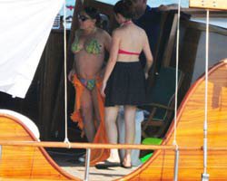 Sezen Aksu... ÖNLEMLER İŞE YARAMADI, BİKİNİLİ GÖRÜNTÜLENDİ!