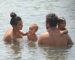 Tuba-Onur Saylak... İKİZLERLE DENİZ KEYFİ!