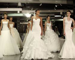 GELİNLİKLER GÖZ KAMAŞTIRDI!