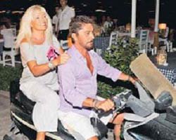 Ajda Pekkan... GAZETECİLERDEN MOTORLA KAÇTI, HEM DE KASK TAKMADAN!