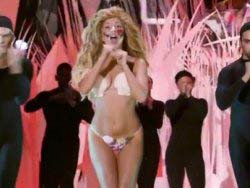 Lady Gaga... MTV GECESİNDE TANGA İLE SAHNEDE!