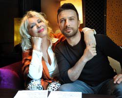 Emel Sayın... SÜRPRİZ TARKAN ŞARKISI!