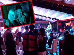 Yeliz... ZAFER BAYRAMINDA SAHNEYE ŞARKI İLE DEĞİL, 10.YIL MARŞIYLA ÇIKTI!